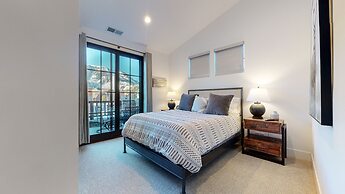 Snowcreek VII 1403 Deluxe Townhouse, Stunning Mountain Views, 2 Car Ga