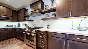 Snowcreek VII 1403 Deluxe Townhouse, Stunning Mountain Views, 2 Car Ga