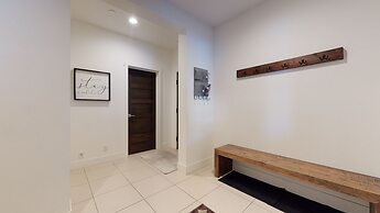 Snowcreek VII 1403 Deluxe Townhouse, Stunning Mountain Views, 2 Car Ga