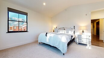 Snowcreek VII 1403 Deluxe Townhouse, Stunning Mountain Views, 2 Car Ga