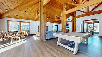 Snowcreek VII 1403 Deluxe Townhouse, Stunning Mountain Views, 2 Car Ga