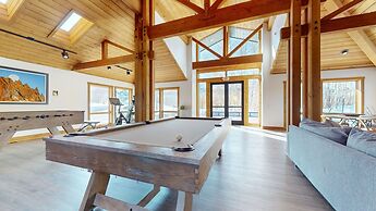 Snowcreek VII 1403 Deluxe Townhouse, Stunning Mountain Views, 2 Car Ga