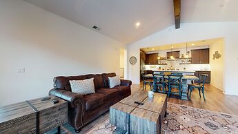 Snowcreek VII 1403 Deluxe Townhouse, Stunning Mountain Views, 2 Car Ga