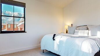 Snowcreek VII 1403 Deluxe Townhouse, Stunning Mountain Views, 2 Car Ga