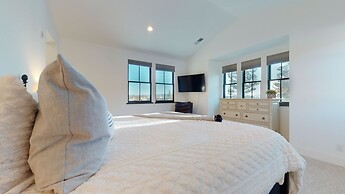 Snowcreek VII 1403 Deluxe Townhouse, Stunning Mountain Views, 2 Car Ga