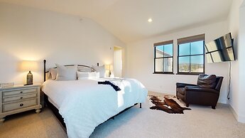 Snowcreek VII 1403 Deluxe Townhouse, Stunning Mountain Views, 2 Car Ga