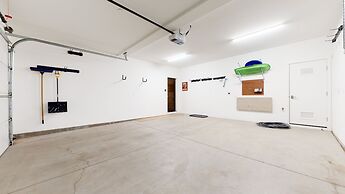 Snowcreek VII 1403 Deluxe Townhouse, Stunning Mountain Views, 2 Car Ga