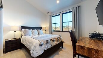 Snowcreek VII 1403 Deluxe Townhouse, Stunning Mountain Views, 2 Car Ga