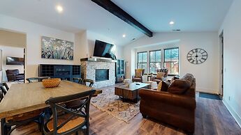 Snowcreek VII 1403 Deluxe Townhouse, Stunning Mountain Views, 2 Car Ga