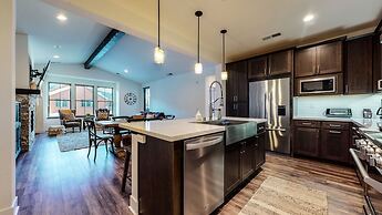 Snowcreek VII 1403 Deluxe Townhouse, Stunning Mountain Views, 2 Car Ga