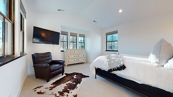 Snowcreek VII 1403 Deluxe Townhouse, Stunning Mountain Views, 2 Car Ga