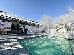 Snowcreek VII 1403 Deluxe Townhouse, Stunning Mountain Views, 2 Car Ga