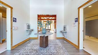 Snowcreek VII 1403 Deluxe Townhouse, Stunning Mountain Views, 2 Car Ga