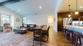 Snowcreek VII 1403 Deluxe Townhouse, Stunning Mountain Views, 2 Car Ga