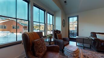 Snowcreek VII 1403 Deluxe Townhouse, Stunning Mountain Views, 2 Car Ga