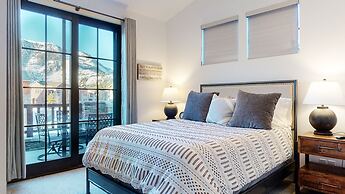 Snowcreek VII 1403 Deluxe Townhouse, Stunning Mountain Views, 2 Car Ga