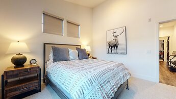 Snowcreek VII 1403 Deluxe Townhouse, Stunning Mountain Views, 2 Car Ga