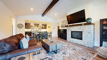 Snowcreek VII 1403 Deluxe Townhouse, Stunning Mountain Views, 2 Car Ga