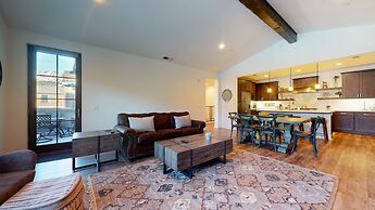 Snowcreek VII 1403 Deluxe Townhouse, Stunning Mountain Views, 2 Car Ga