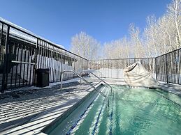 Snowcreek VII 1403 Deluxe Townhouse, Stunning Mountain Views, 2 Car Ga