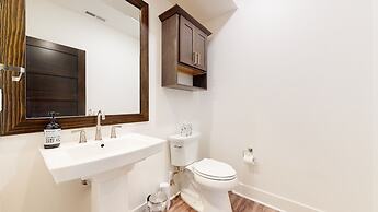 Snowcreek VII 1403 Deluxe Townhouse, Stunning Mountain Views, 2 Car Ga