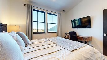 Snowcreek VII 1403 Deluxe Townhouse, Stunning Mountain Views, 2 Car Ga