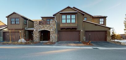 Snowcreek VII 1403 Deluxe Townhouse, Stunning Mountain Views, 2 Car Ga