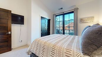 Snowcreek VII 1403 Deluxe Townhouse, Stunning Mountain Views, 2 Car Ga