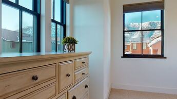 Snowcreek VII 1403 Deluxe Townhouse, Stunning Mountain Views, 2 Car Ga