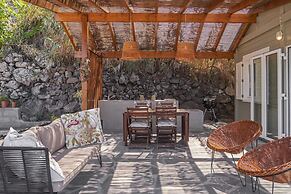 A Haven by the Sea, Casa da Rocha de Baixo,