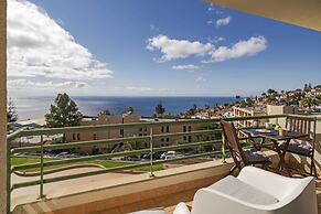 Bright Apartment With Pool, Garajau IV