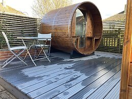 Contemporary Guest House With Outside Barrel Sauna