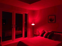 Contemporary Guest House With Outside Barrel Sauna