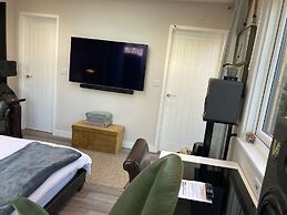 Contemporary Guest House With Outside Barrel Sauna