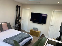 Contemporary Guest House With Outside Barrel Sauna