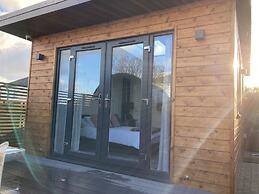 Contemporary Guest House With Outside Barrel Sauna