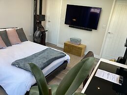 Contemporary Guest House With Outside Barrel Sauna