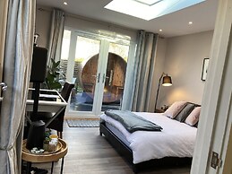 Contemporary Guest House With Outside Barrel Sauna