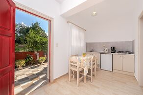 Pyrgaraki Studios and Apartments