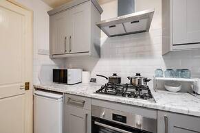 Lovely 2 Bedroom Apartment With Fireplace