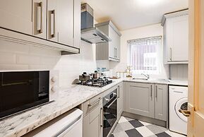 Lovely 2 Bedroom Apartment With Fireplace