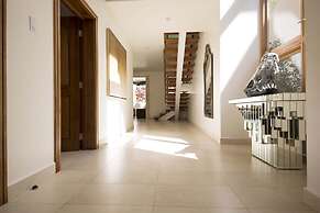 Luxury 3-bed Villa, St James, Near Beach & Gym