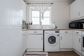 Captivating 3-bed Apartment in Grays