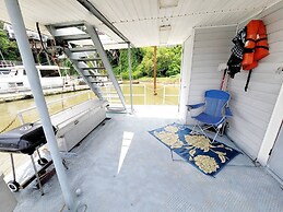 2 Story Houseboat Seeking a Captain Fishpets Ok