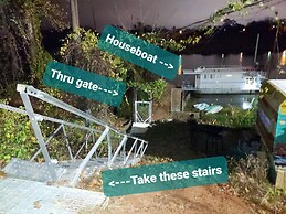 2 Story Houseboat Seeking a Captain Fishpets Ok