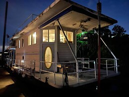 2 Story Houseboat Seeking a Captain Fishpets Ok