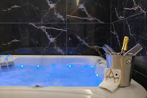 Akrolithos luxury suites