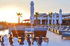 Akrolithos luxury suites