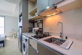 Elegant Studio with Pool and Sea View at Gold Coast Apartment