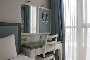 Comfort and Elegant 1BR at Gold Coast Apartment